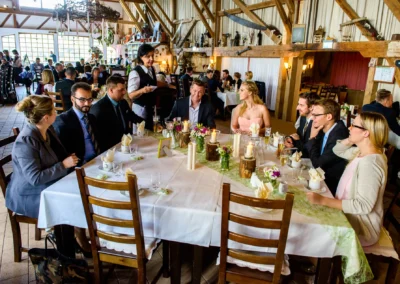 Gäste bei einer Hochzeit in Oberbayern im Eventstadl zur Alten Säge, festlich gedeckte Tische und warme Atmosphäre.