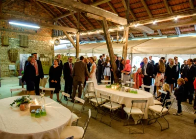 Gäste versammeln sich bei einer Hochzeit im Gasthof Stangl, dekorierte Tische und stimmungsvolle Beleuchtung.