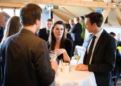 Gespraech bei einer Hochzeit im Bio Landhotel Moarwirt, Hochzeitsfotografie mit Gasten und eleganter Atmosphaere.