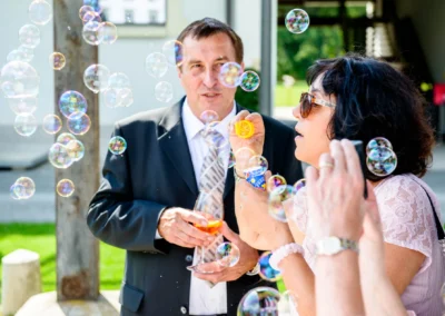 Hochzeitsgäste pusten Seifenblasen bei Feier nahe München, festgehalten von Hochzeitsfotograf in FFB.
