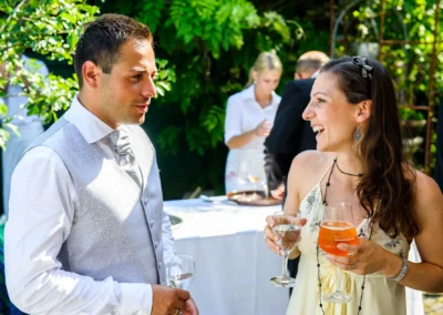 Gäste unterhalten sich bei einer Hochzeit in der Alten Gaertnerei Taufkirchen, fotografiert von einem Hochzeitsfotografen.