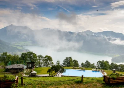 Blick auf Schliersee und Alpen von Schliersberg-Alm. Perfekt für romantische Hochzeitsreportagen in Oberbayern.