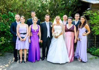 Hochzeitsgesellschaft in eleganter Kleidung bei der Hochzeit in Taufkirchen bei München im Freien.