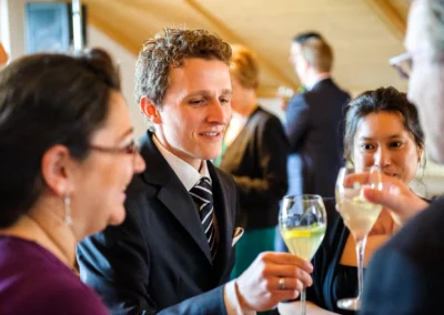 Gaste heben ihre Glaser bei einer Hochzeit in Hechenberg, festgehalten vom Hochzeitsfotografen in Oberbayern.