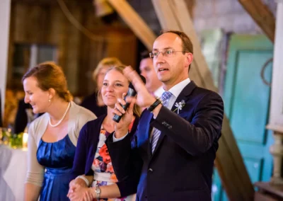 Mann spricht bei Hochzeit im Gasthof Stangl, Neufarn. Hochzeitsreportage zeigt emotionale Momente in entspannter Atmosphäre.