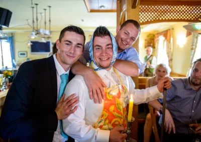 Hochzeitsfoto einer fröhlichen Gruppe bei Feier in Großhartpenning. Stimmungsvoll aufgenommen vom Hochzeitsfotograf.