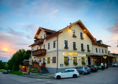 Gasthof zur Post in Aufkirchen bei Sonnenuntergang, idealer Ort fuer Hochzeitsfotografie und Hochzeitsreportagen.