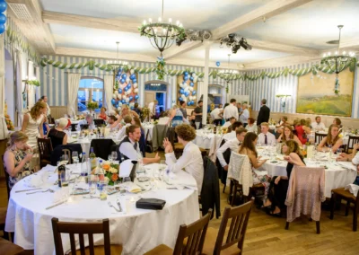 Gespraechige Hochzeitsgesellschaft in Gasthof zur Post, Aufnahmen bei einer Hochzeit, Feier bei Aufkirchen.