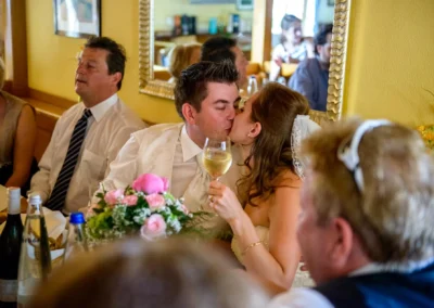 Brautpaar bei Hochzeit im Altwirt, Holzkirchen. Romantische Hochzeitsfotografie in Oberbayern mit Brautstrauss.