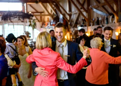 Tanzendes Paar auf Hochzeit im Eventstadl zur Alten Sage. Hochzeitsfotografie, festlich geschmückter Raum, Bayern.