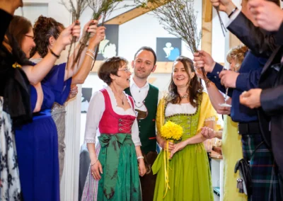 Hochzeitsgesellschaft im Trachtenoutfit lacht bei Feier im Moarwirt Hechenberg, festgehalten von Hochzeitsfotograf.