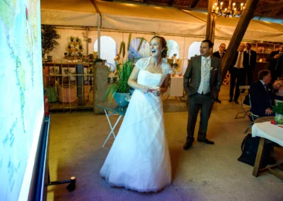 Braut und Bräutigam lachen bei ihrer Hochzeit im Gasthof Stangl, festgehalten von einem Hochzeitsfotografen.