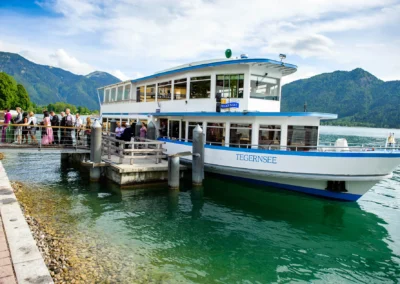 Hochzeitsgesellschaft auf einem Schiff am Tegernsee, Kulisse fuer Hochzeitsfotografie in Bayern.