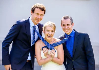 Brautpaar lacht mit zwei Gaesten bei Hochzeit in Kloster Fuerstenfeld. Hochzeitsfotografie nahe Muenchen eingefangen.