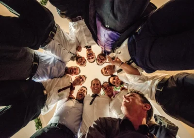 Männergruppe feiert fröhlich bei Hochzeit im Gasthof Widmann, festgehalten in einer authentischen Hochzeitsreportage.