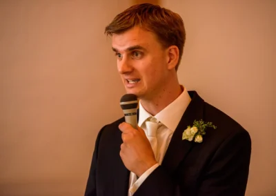Mann haelt Rede auf Hochzeit, aufgenommen bei einer Hochzeitsfotografie in Gut Georgenberg, suedlich von Muenchen.