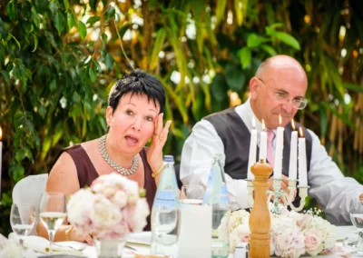 Gedeckter Hochzeitstisch in der Alten Gaertnerei Taufkirchen, Gaeste in festlicher Kleidung, Kerzen.