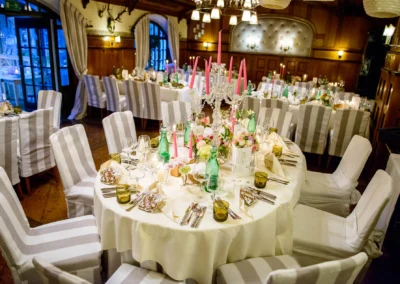Elegant gedeckter Hochzeitstisch im Gasthof Stangl, festlich dekoriert mit Kerzen, geeignet fuer Hochzeitsfotografie.