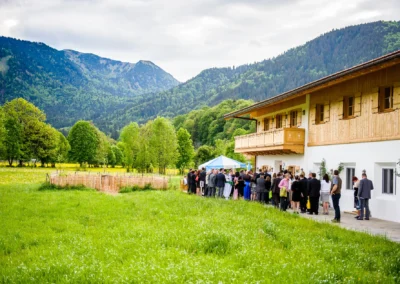 Gaste bei Hochzeit in Kreuth vor alpiner Kulisse, Hochzeitsfotografie im Tegernseer Land, Reportage in Bayern.