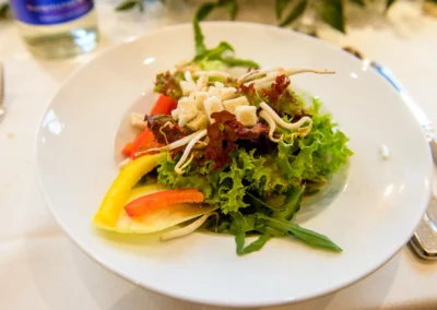 Frischer Salat auf Hochzeitstafel in Altwirt, Hochzeitsreportage nahe Muenchen.