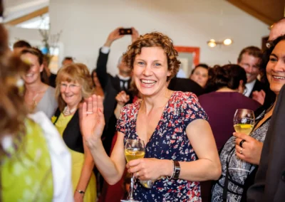 Lachende Gaeste bei Hochzeit im Bio Landhotel Moarwirt, Hechenberg. Hochzeitsreportage in Oberbayern.