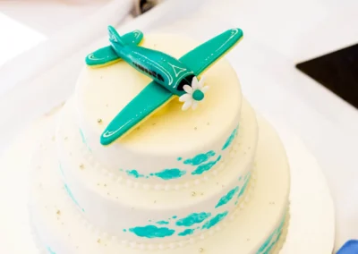 Hochzeitstorte mit Flugzeugfigur, aufgenommen bei einer Hochzeit in Kloster Fuerstenfeld nahe Muenchen.