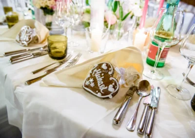 Hochzeitsgedeck im Gasthof Stangl, Neufarn bei Muenchen, mit Lebkuchenherz als Namenskarte auf Hochzeitstisch.