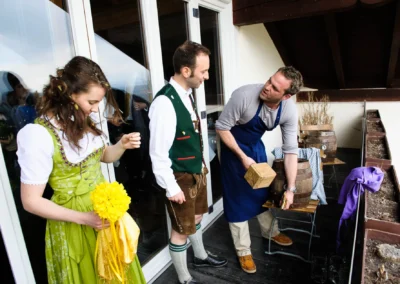 Hochzeitsfoto bei einer Feier im Bio Landhotel Moarwirt, Personen in traditioneller Tracht, stimmungsvolle Szene.
