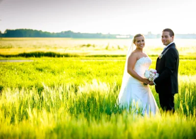 Brautpaar im Sonnenuntergang auf Feld in Taufkirchen, Hochzeitsportraits in der Natur von Hochzeitsfotograf aufgenommen.