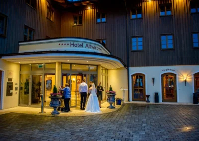 Brautpaar vor Hotel Altwirt, Hochzeitsreportage in Oberbayern, stimmungsvolle Abendbeleuchtung.