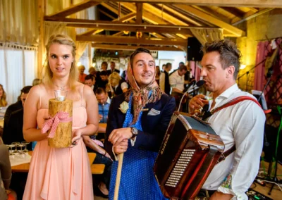 Traditionelle Hochzeit in Eventstadl zur Alten Sage mit Musik und Brautjungfer in Pastell. Hochzeitsreportage.