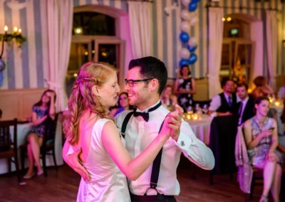 Tanzendes Hochzeitspaar bei Feier in Gasthof zur Post, Hochzeitsreportage nahe Starnberger See, Gaeste im Hintergrund.