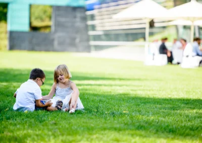 Kinder spielen auf Rasen bei einer Hochzeit in Oberbayern, festgehalten von einem Hochzeitsfotografen nahe Muenchen.