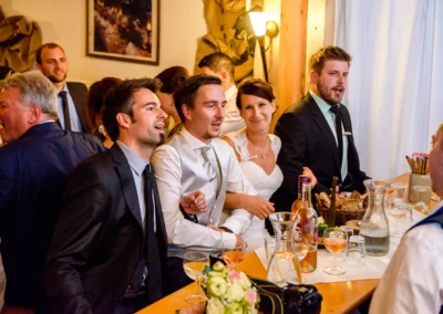 Geselliger Moment bei einer Hochzeitsfeier im Eventstadl zur Alten Säge. Hochzeitsreportage in Oberbayern.