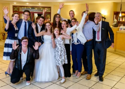 Gruppe von Hochzeitsgaesten neben Braut bei Hochzeitsfoto in Altwirt. Fröhliche Feier in Oberbayern nahe München.