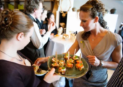 Gaste bei Hochzeitsfeier im Bio Landhotel Moarwirt servieren Canapes. Hochzeitsreportage in Hechenberg.