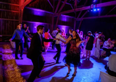 Gäste tanzen bei einer Hochzeit im Gut Schloss Sulzemoos. Hochzeit und Feier in festlicher Atmosphäre.