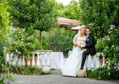 Brautpaarportrait in romantischem Garten der Alten Gaertnerei Taufkirchen, Hochzeitsfoto eines Fotografen aus Muenchen.