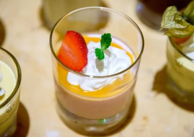 Dessert bei einer Hochzeitsfeier mit Erdbeere und Minze im Glas, aufgenommen in Oberbayern. Hochzeitsfotografie.