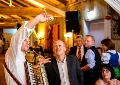 Ein Akkordeonspieler bei einer Hochzeitsfeier im Eventstadl zur Alten Saege, aufgenommen bei einer Hochzeitsreportage.