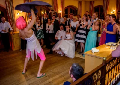 Tanzvorfuehrung bei einer Hochzeit in Oberbayern. Gäste und Brautpaar sind begeistert. Hochzeitsreportage.