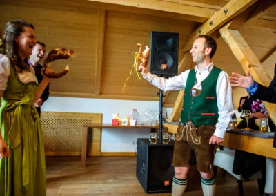 Gäste in Tracht bei Hochzeit mit Brezeln, Hochzeitsreportage in Moarwirt Hechenberg.