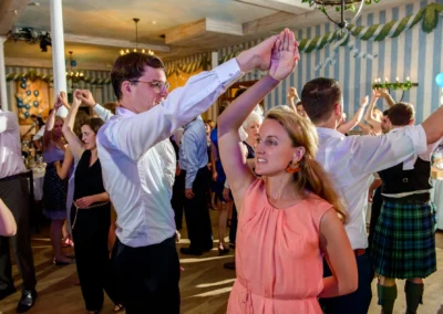 Tanzpaar auf Hochzeit nahe Starnberger See, festliche Stimmung im Gasthof zur Post in Aufkirchen, Hochzeitsfotografie.