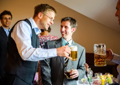 Gäste stoßen mit Bier an bei einer Hochzeit im Bio Landhotel Moarwirt, Hechenberg. Feierliche Hochzeitsfoto-Momente.