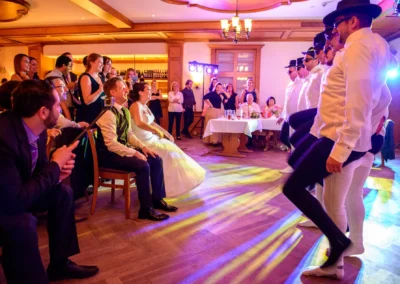 Brautpaar lacht bei Unterhaltung auf Hochzeit im Gasthof Widmann. Hochzeitsfotograf erfasst freudige Momente.