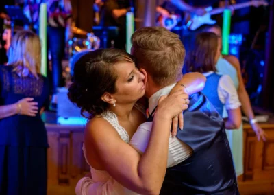 Brautpaar tanzt innig auf Hochzeit bei Gasthof Widmann, begleitet von Live-Musik. Hochzeitsfotografie in Gilching.