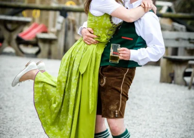 Brautpaar in traditioneller Tracht bei einer Hochzeit am Bio Landhotel Moarwirt, Hechenberg. Hochzeitsfoto.