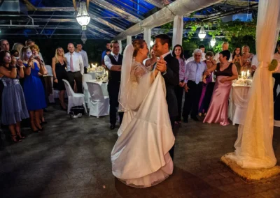 Brautpaar beim Hochzeitstanz umgeben von Gaesten in der Alten Gaertnerei Taufkirchen. Feierliche Hochzeitsreportage.