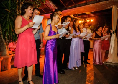 Gäste singen bei einer Hochzeit in der Alten Gaertnerei Taufkirchen. Hochzeitsreportage zeigt Freude und Gemeinschaft.