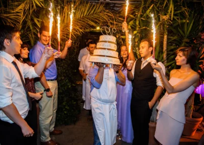 Hochzeitsfotografie: Hochzeitstorte mit Wunderkerzen bei Feier in der Alten Gaertnerei Taufkirchen.